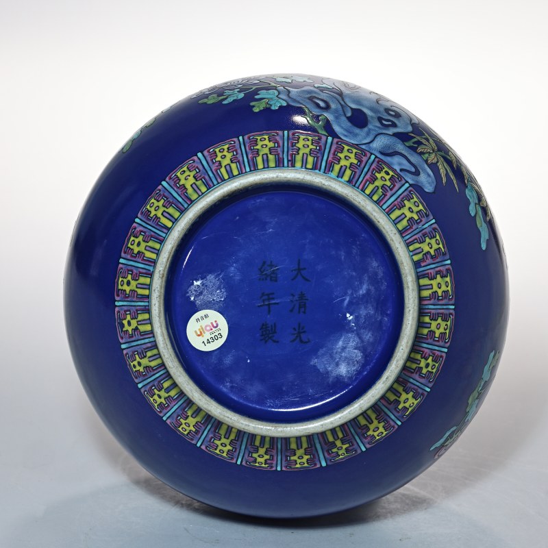 清光绪 蓝地粉彩洞石花卉纹赏瓶 - 图6
