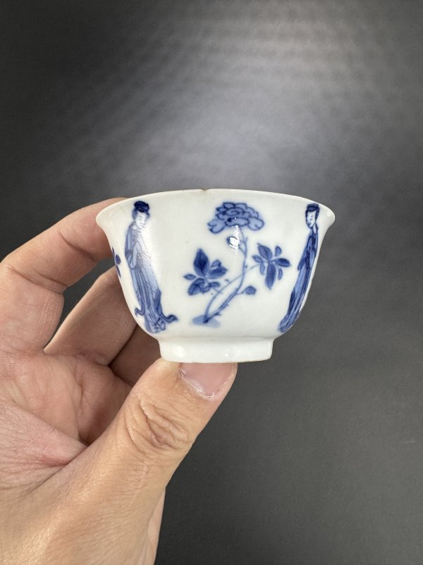 清康熙 青花仕女花卉纹杯、碟两套 - 图8