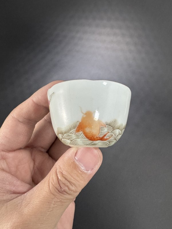 清 粉彩鱼化龙卧足花口杯一对 - 图9