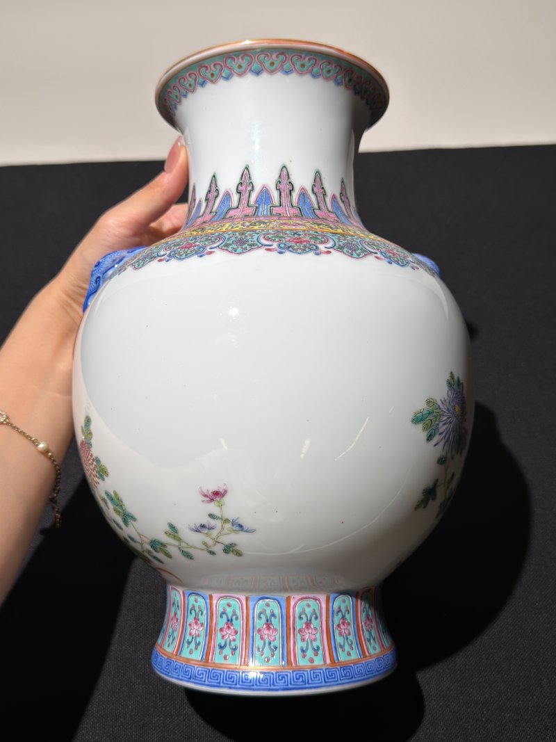 民国 粉彩洞石菊花纹铺首尊 - 图4