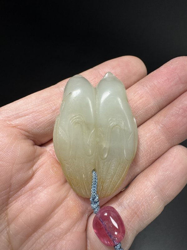 清 青白玉瑞鸟衔桃纹、白玉“比翼双飞”手把件共两件 - 图7
