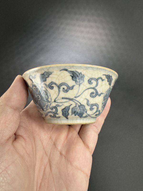 清中期 青花浆胎缠枝花卉纹杯 - 图4