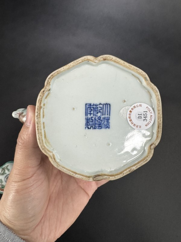 清末民国 粉彩开光人物纹倭角形提梁壶 - 图12