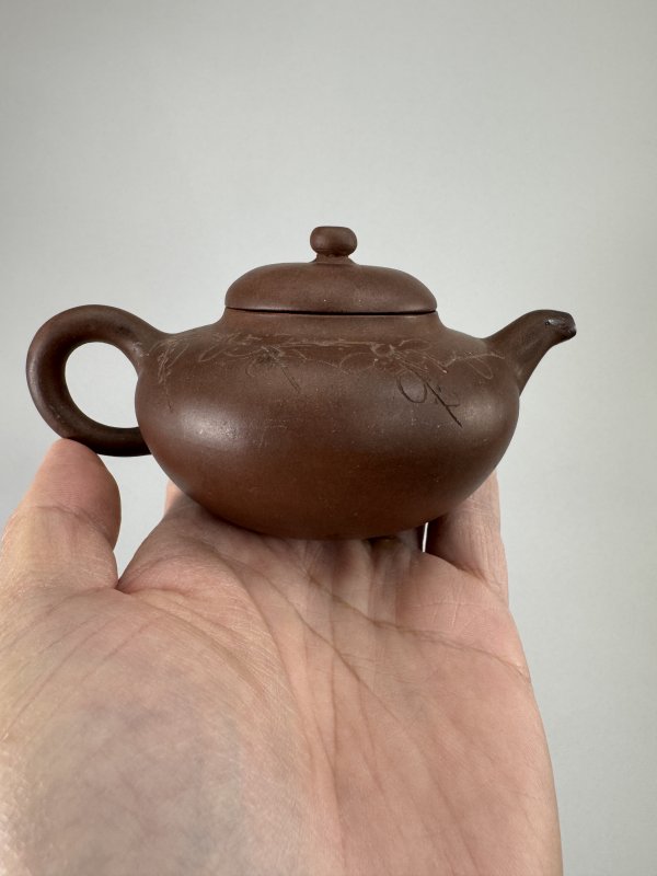 清 冯彩霞监制子冶诗文梅花紫泥小合欢壶（配黄花梨嵌云石壶承） - 图9