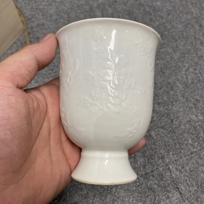 清中期 白釉模印花蝶纹铃铛杯一对 - 图15