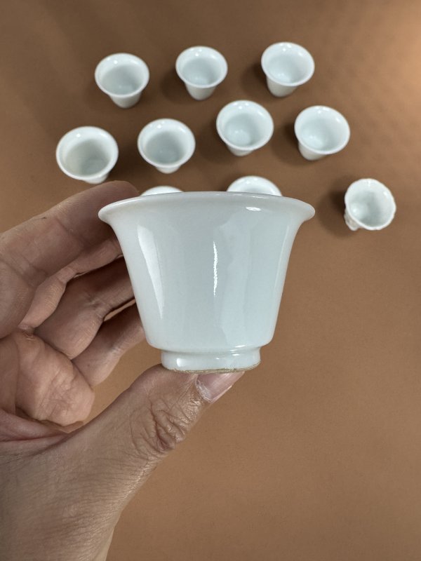 明-清 德化窑白釉花口杯、白釉铃铛杯一组十一只 - 图9