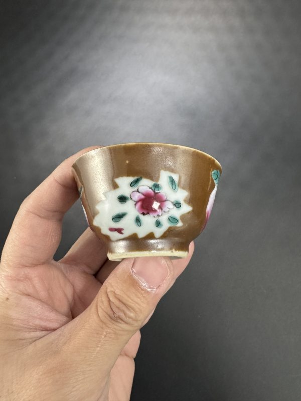 清康熙 酱釉开光粉彩杯、碟、罐一组三只 - 图4