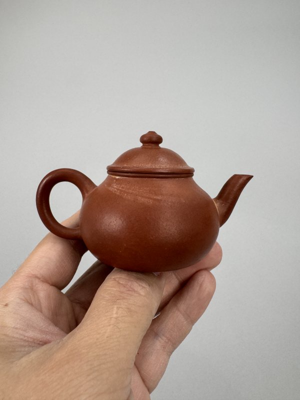 清 菊轩诗句朱泥笠帽壶 - 图5