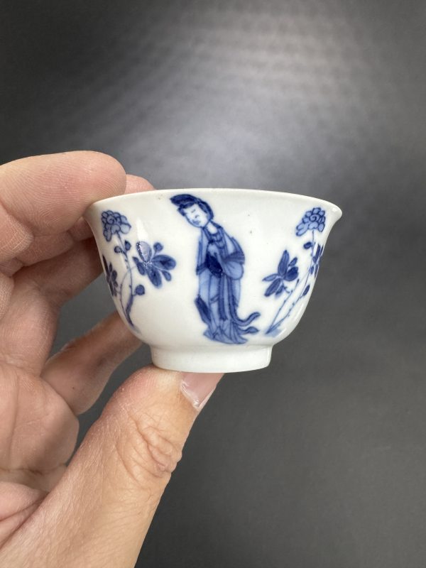 清康熙 青花仕女花卉纹杯、碟两套 - 图9