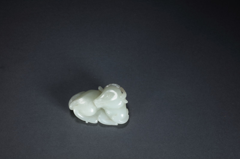 清 白玉留皮雕卧鹿 - 图5