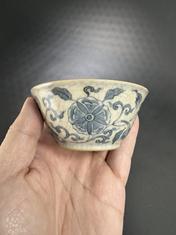 清中期 青花浆胎缠枝花卉纹杯 - 图5