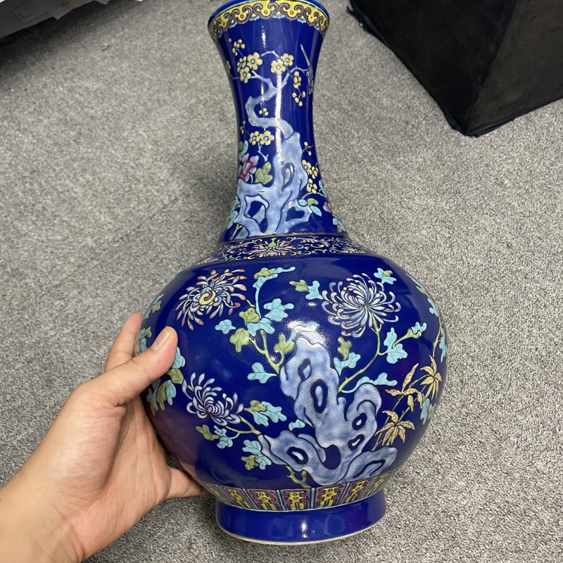 清光绪 蓝地粉彩洞石花卉纹赏瓶 - 图8