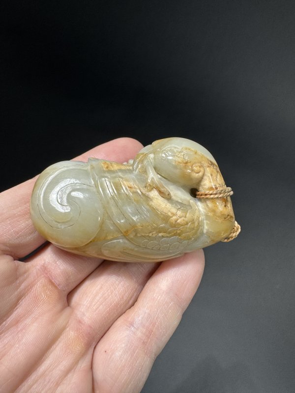 清 青白玉瑞鸟衔桃纹、白玉“比翼双飞”手把件共两件 - 图8