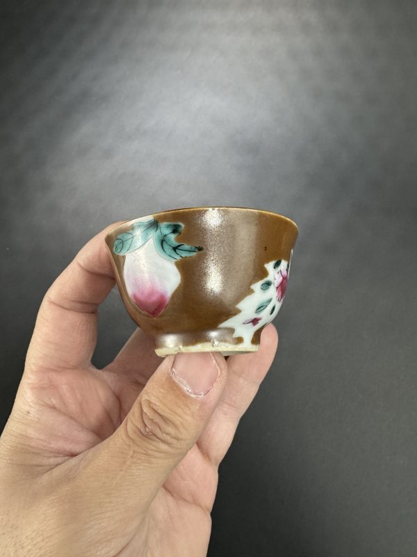 清康熙 酱釉开光粉彩杯、碟、罐一组三只 - 图5