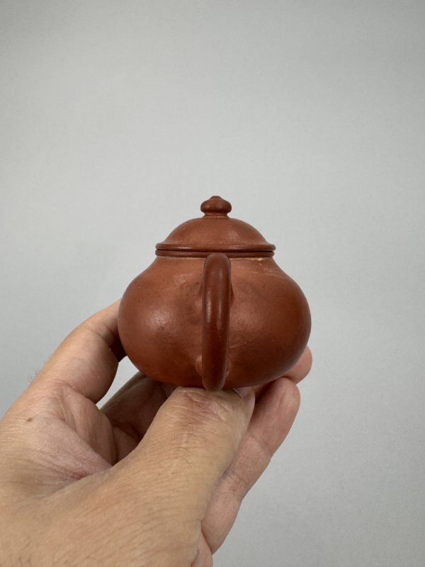 清 菊轩诗句朱泥笠帽壶 - 图6