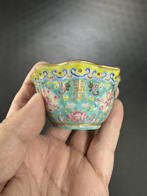 清同治 浅绿釉粉彩缠枝花卉寿字纹菱口杯 - 图4