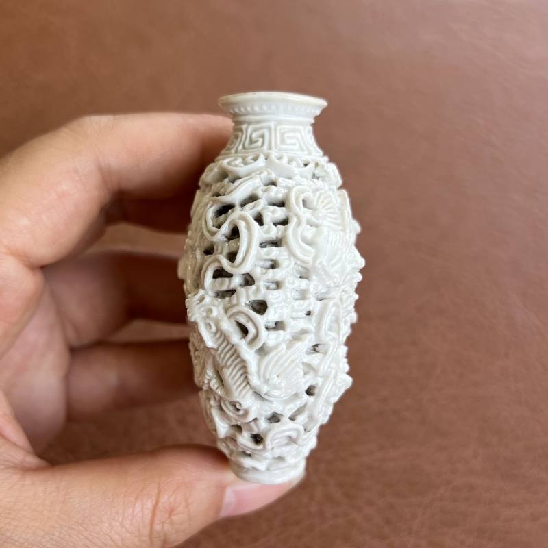 清嘉庆 白釉雕九狮纹鼻烟壶 - 图5