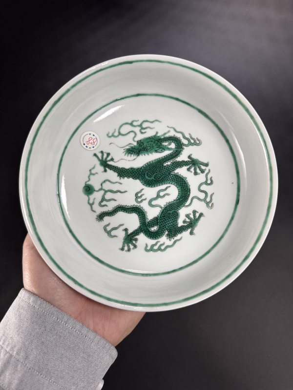 清乾隆 绿彩暗刻海水龙纹盘 - 图4