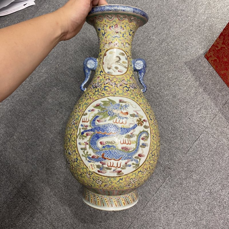 清晚期 黄地粉彩开窗龙凤纹瓶 - 图6
