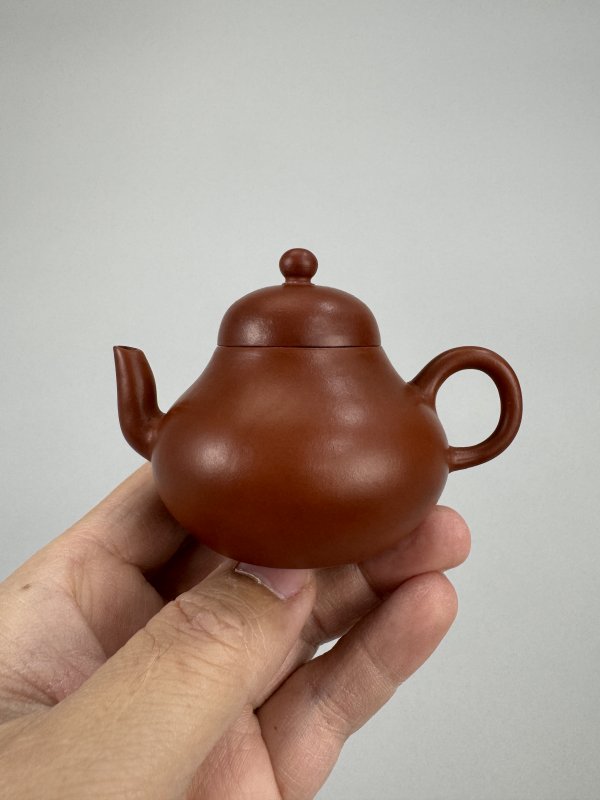 清 孟臣“三人太白杯”朱泥梨形壶 - 图3