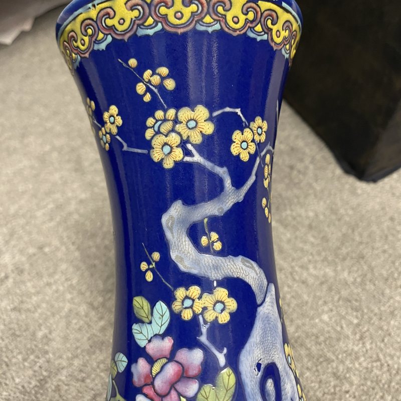 清光绪 蓝地粉彩洞石花卉纹赏瓶 - 图9