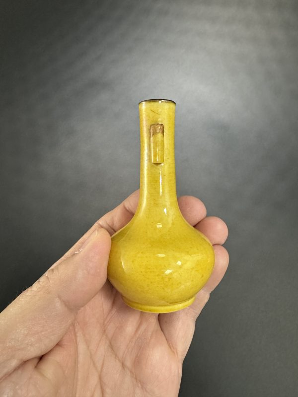 清早期 娇黄釉小贯耳瓶 - 图4