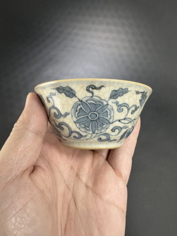 清中期 青花浆胎缠枝花卉纹杯 - 图6