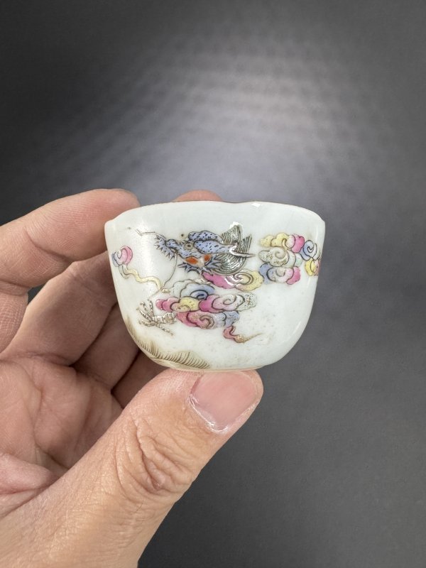 清 粉彩鱼化龙卧足花口杯一对 - 图11