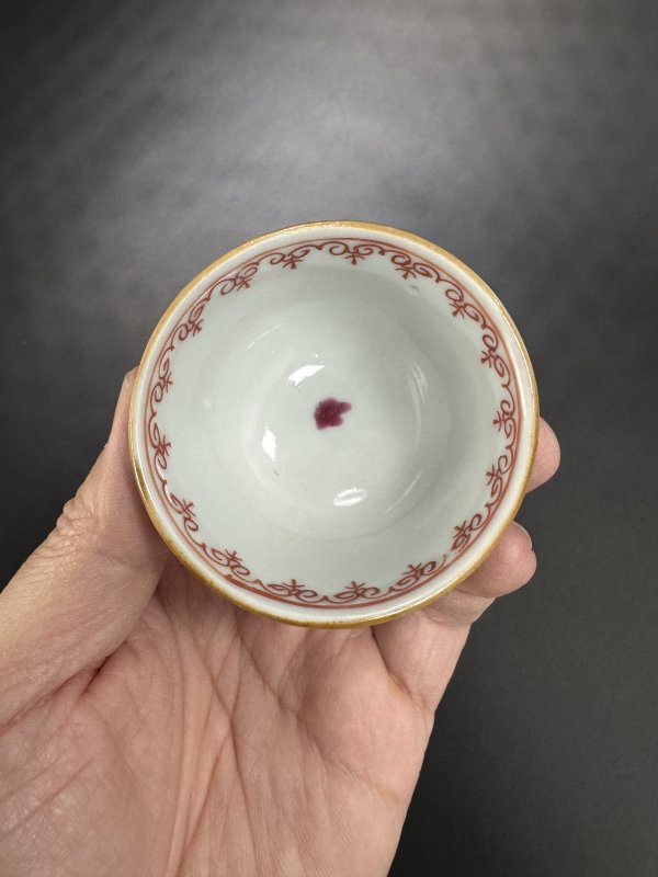 清康熙 酱釉开光粉彩杯、碟、罐一组三只 - 图6