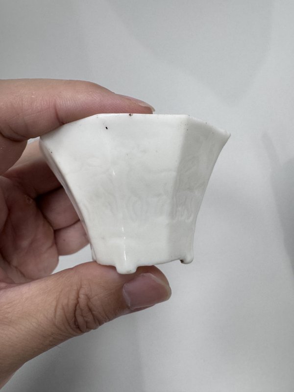 清早期-中期 德化窑白釉刻骏马图八方杯、紫泥加蓝彩癞瓜花卉纹书卷式双联壶一组 - 图3