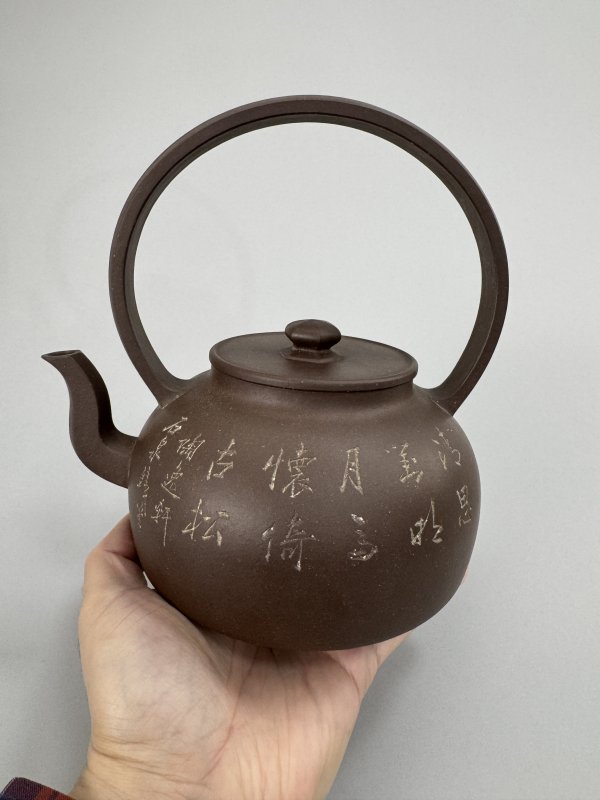 现代 徐维明制谭泉海刻松树苍鹰图提梁壶 - 图3
