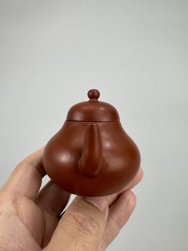 清 孟臣“三人太白杯”朱泥梨形壶 - 图4