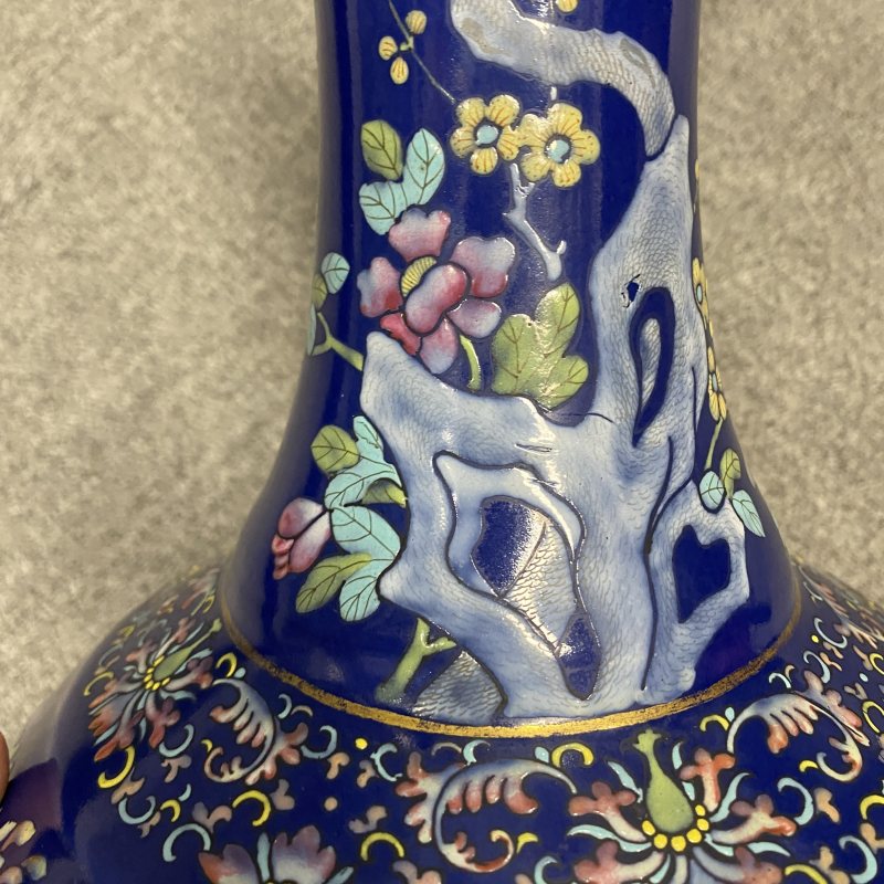 清光绪 蓝地粉彩洞石花卉纹赏瓶 - 图10
