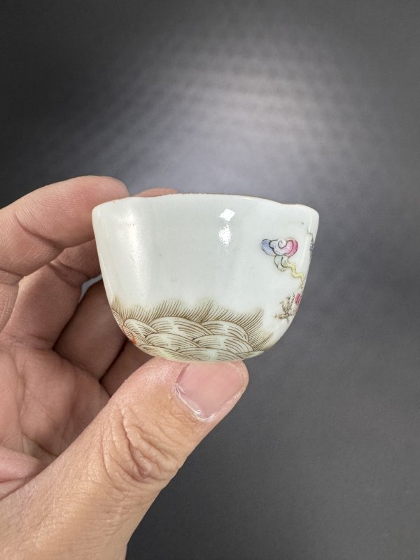 清 粉彩鱼化龙卧足花口杯一对 - 图12