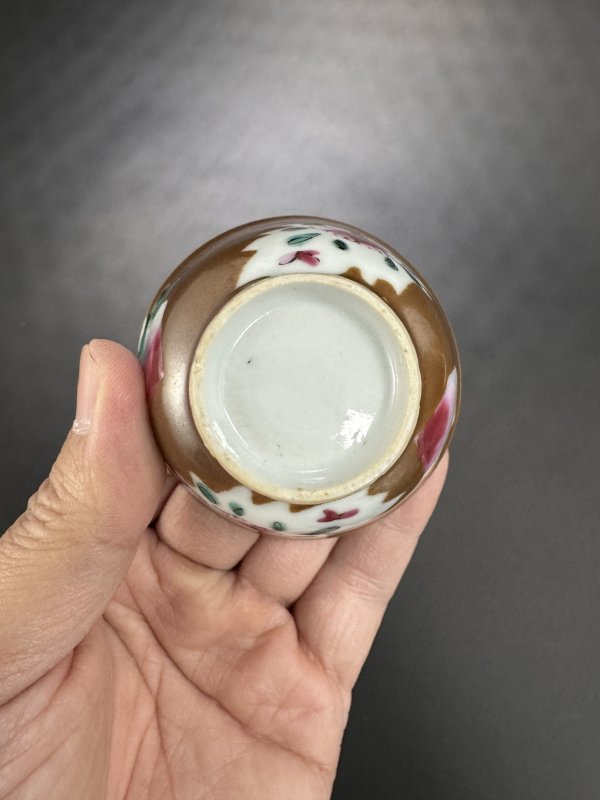 清康熙 酱釉开光粉彩杯、碟、罐一组三只 - 图7
