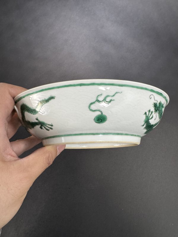 清乾隆 绿彩暗刻海水龙纹盘 - 图6