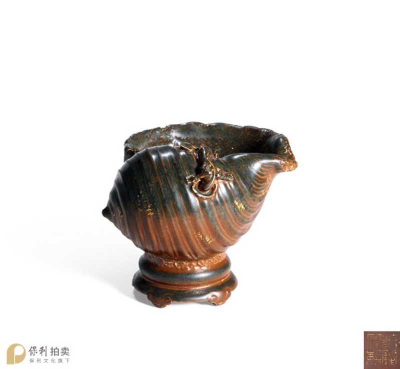 清乾隆 仿生酱釉描金盘螭海螺形带座笔洗
