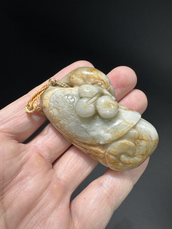 清 青白玉瑞鸟衔桃纹、白玉“比翼双飞”手把件共两件 - 图10