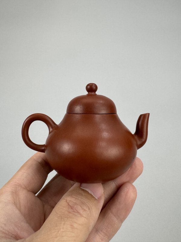 清 孟臣“三人太白杯”朱泥梨形壶 - 图5