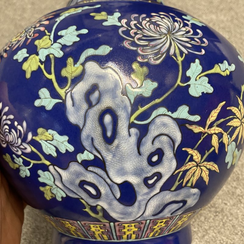 清光绪 蓝地粉彩洞石花卉纹赏瓶 - 图11