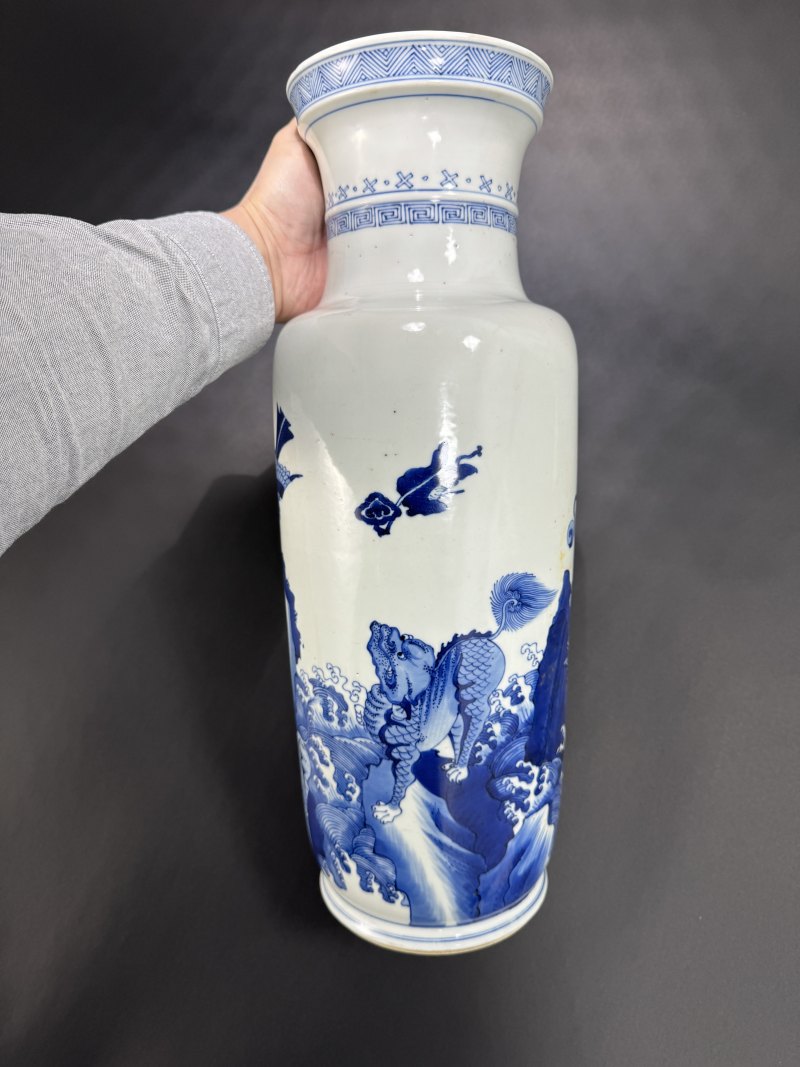 清康熙 青花海水瑞兽江崖图棒槌瓶 - 图6