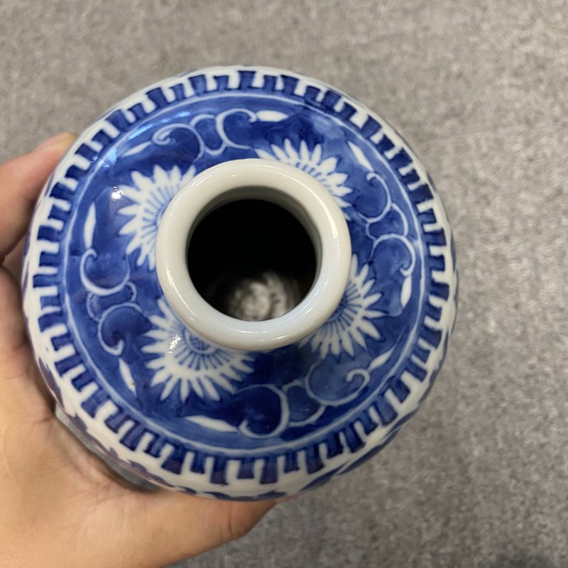 清晚期 青花缠枝莲纹梅瓶 - 图10