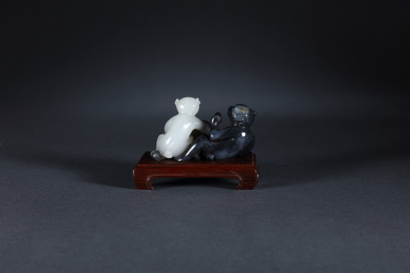 清 黑白玉俏色双猴献寿 - 图4