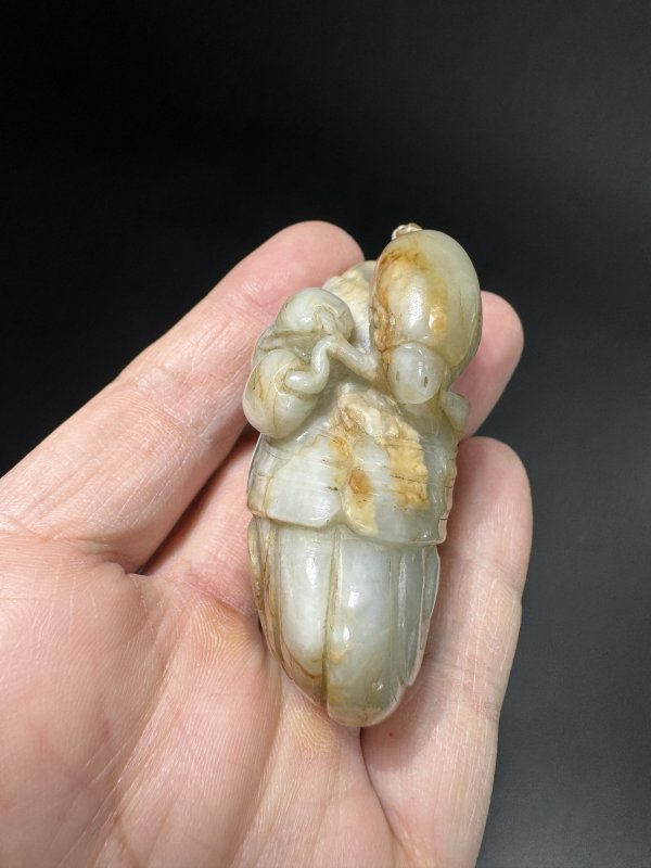 清 青白玉瑞鸟衔桃纹、白玉“比翼双飞”手把件共两件 - 图11