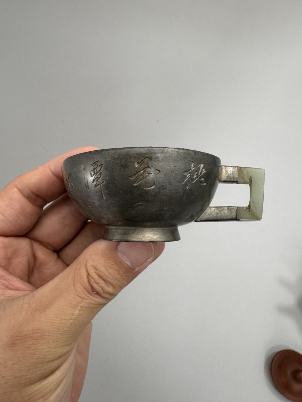 清 紫泥壶、竹香刻诗文锡制桃杯一组 - 图3