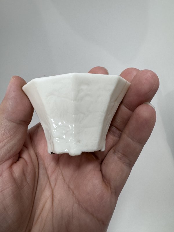 清早期-中期 德化窑白釉刻骏马图八方杯、紫泥加蓝彩癞瓜花卉纹书卷式双联壶一组 - 图5