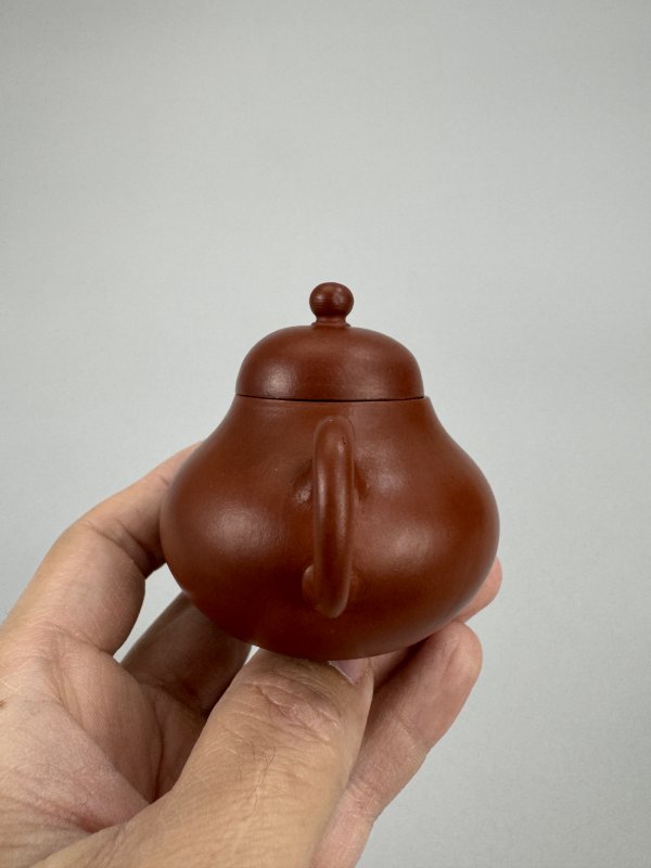 清 孟臣“三人太白杯”朱泥梨形壶 - 图6