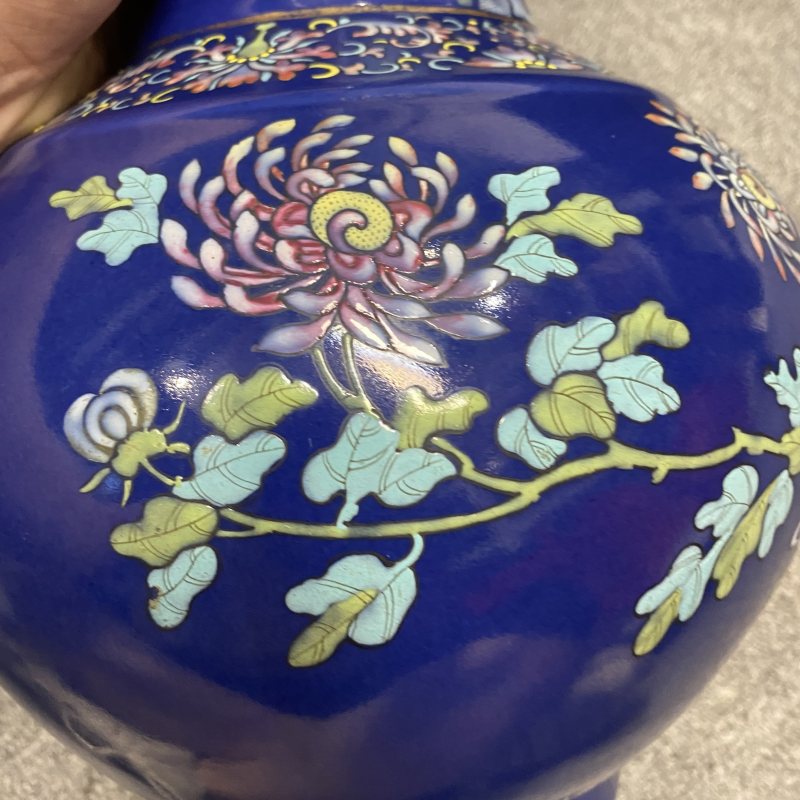 清光绪 蓝地粉彩洞石花卉纹赏瓶 - 图12