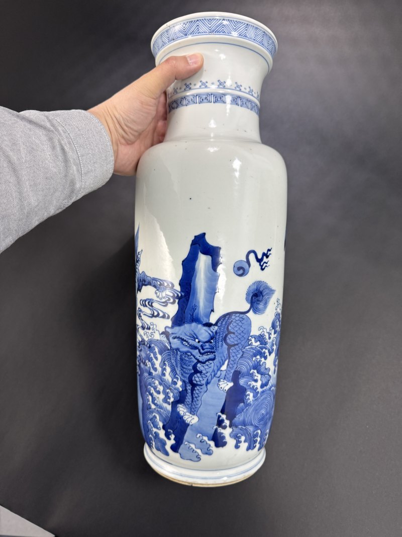 清康熙 青花海水瑞兽江崖图棒槌瓶 - 图3