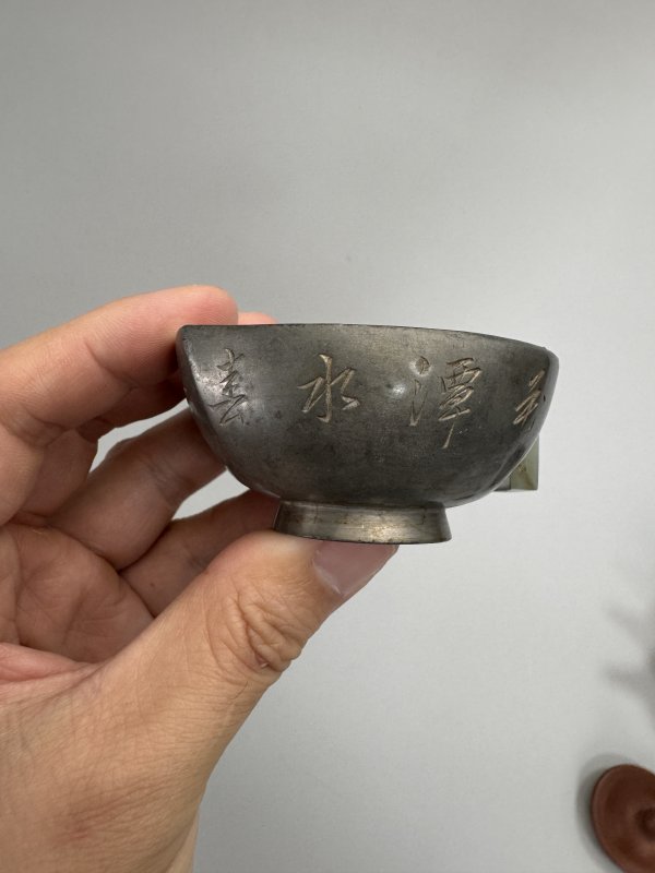 清 紫泥壶、竹香刻诗文锡制桃杯一组 - 图4
